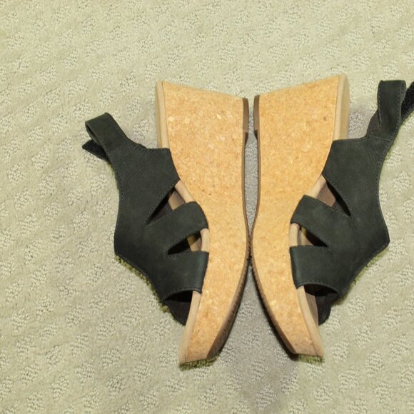Collection By Clarks 9.5 Black Nubuck Hook & Loop Slingback Cork Wedge Heels - Picture 3 of 7